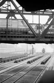 berlin anhalter bahnhof ausblick vom stellwerk mit hochbahn und ausfahrendem zug 1938 berlin ubahn berlin eisenbahn
