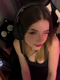 i'm just a simple alt girl wanting to overstimulate a shy nerdy gamer guy