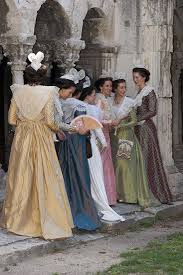 Reines D Arles French Girls In Traditional Dress Vetement Ethnique Costume Portraits Adultes