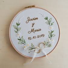 Bastidor porta alianzas bordado a mano para bodas. Flores Arorua Bodas Bordados Para Boda Servilletas Para Boda Bordadas Arte Bordado A Mano