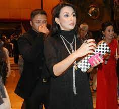 Sebut saja artis nola ab theere, deswita maharani, linda rahman dan sebelum kemudian menikah dengan army dianti gumelar, putri mantan menteri perhubungan dan ketua koni. Deswita Maharani Dan Ferry Maryadi Menikah Diam Diam