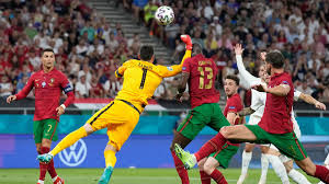 L'équipe de france disputait son huitième de finale de l'euro ce lundi soir contre la suisse. Video France Portugal La Sortie Completement Ratee De Lloris Et Le Penalty De Cristiano Ronaldo Eurosport