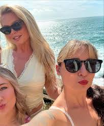 Carolyn Pyle's Instagram, Twitter & Facebook