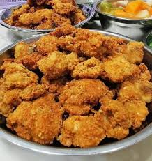 Tapi siapa sangka, ayam goreng yang bertabur kremesan ini terbuat dari parutan lengkuas yang dimasak sedemikian rupa sehingga memiliki citarasa gurih yang menggoda selera makan. Resepi Ayam Goreng Rangup Guna Biskut Hup Seng Memang Rare