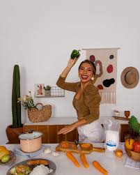 Hal ini lantaran ia bisa turun berat badan sampai 19 kg dalam buku diet tya ariestya jadi kontroversi, yulia baltschun: Resep Bubur Ayam Oatmeal Ala Yulia Baltschun Cocok Untuk Menu Sahur