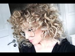 как сделать кудри на ночь без плойки и бигудей Kak Sdelat Idealnye Uprugie Lokony Bez Plojki I Bigudi Uznajte Sekret Uzlov Bantu Master Klass S Izobrazheniyami Pricheski Prostye Pricheski Uzly Bantu