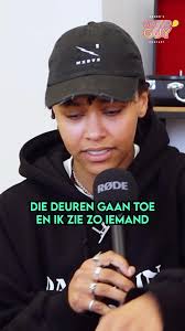 iemand die laatst een boekentas had die naar pis rook?