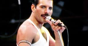 Σαν σήμερα πριν από 29 χρόνια έχασε τη μάχη με την ασθένεια του aids ο μεγάλος τραγουδιστής και frontman των queen. Tainia 8a Ginei H Zwh Toy Frenti Merkioyri Twn Queen