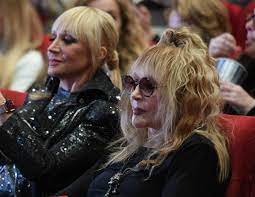 Посмотрите, какие у неё роскошные густые волосы. Alla Pugacheva Predstala Sovsem Molodoj Na Arhivnom Foto S Malenkoj Orbakajte