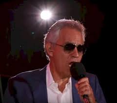 Emotiva versión de Andrea Bocelli y su hijo de famoso éxito es una  experiencia muy hermosa