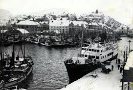 Medarbeidarane våre har eit overordna m. More Og Romsdal Fylke Alesund Kommune Skateflukaia Og Indre Havn 1950 Tallet Mrf Baten Romsdal Ved Kai Alesund Bat Norge