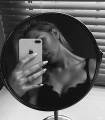 Black And White Mirror Selfie Captions 6 Selfie Instagram Captions Mirror In 2020 Instagram Ideen Bilder