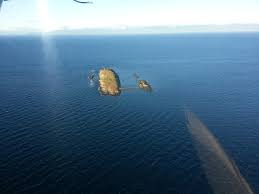 They are separated by small straits of water which can be safely traversed by ships. Snake Island Nanaimo Wikipedia