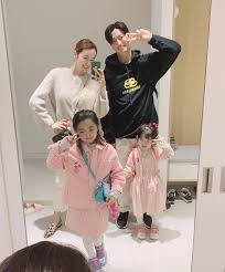 Menggunakan gaya ini orang tua harus patuh pada pendirian, memberikan kebebasan pada anak namun tetap mengikuti aturan keluarga yang berlaku. 12 Ide Foto Keluarga Ala Artis Indonesia Dan Korea Kreatif Banget Orami