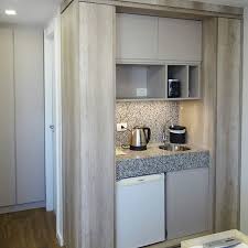 Armario Com Copa Embutida Nicho Para Microondas Cafeteiras Tampo De Granito Com Cuba E Abaix Cozinha Escondida Projeto Quarto De Hotel Nicho Para Microondas