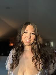 OnlyFans model curvy-natural-avery - pornpic.com