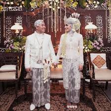 √ 40+ inspirasi model baju pengantin adat jawa terbaru 2020 from i2.wp.com maybe you would like to learn more about one of these? Cantik Cantik Banget Ini Dia Tips Dan Inspirasi Gaun Pengantin Hijab Adat Sunda