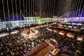 Am revenit cu un video de la târgul de craciun din sibiu de anul acesta. One Of The Most Beautiful Christmas Markets In Romania Opens In Sibiu Romania Insider