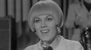 Caterina caselli, pop star degli anni 60 (ex casco d'oro), armata di basso elettrico rosa shocking si. Caterina Caselli Biografia Carriera Canzoni Sugar E Cancro