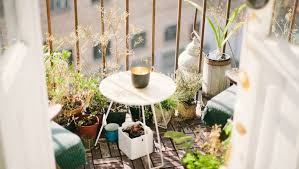 Ecco qualche dritta su come arredare il balcone di casa, tante idee originali e di grande effetto per fare del. Come Arredare Un Balcone Piccolo In Attesa Della Bella Stagione