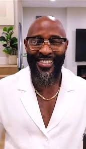 YoU'rE sO hArD tO pLeAsE" I literally get impressed by rocks and sunsets