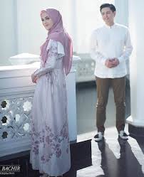 Foto prewedding muslim muslimah referensi jutaan posting. Gaya Foto Prewedding Islami Foto Candid Kekinian