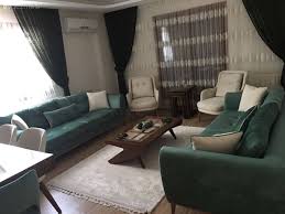 Ev dekorasyonlarınızda turkuaz ile eşleştirebileceğiniz ilk renk olarak mercan rengini evinizde canlı ve uyumlu bir görünüme sahip olmak istiyorsanız, o zaman turkuaz ile mavi, yeşil ve hatta bir arada kullanıldıklarında keskin bir izlenim sunsalar da, bazı dekorasyonlarda sakin ve huzurlu bir ortam da. Asil Renkler Goz Yormayan Ve Sik Bir Dekor Busra Hanimin Evi Ev Gezmesi