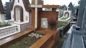 Makam kristen minimalis ini sebenanya makam trap 1 dengan bahan granit, namun karena pemesan ingin bentuk custom sehingga makam kijing makam kristen. Model Kuburan Kristen Bisa Dicontoh Youtube