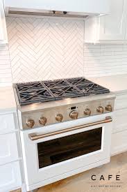 A Classic White Kitchen With Cafe Appliances Like This One By Mark Sugg Construction Is Always A Great Choice In 2020 Classic White Kitchen Dining Room Nook Kitchen