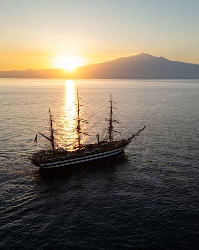 🇮🇹 Nave Amerigo Vespucci è in viaggio verso Reggio Calabria dove sosterà  dal 5 al 7 maggio insieme al Villaggio IN Italia. Lungo la sua rotta la  nave più bella del mondo
