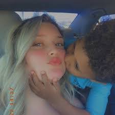 Holly Scarbrough's Instagram, Twitter & Facebook