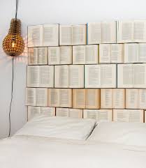 Une Tete De Lit Avec Des Livres Tete De Lit Pas Cher Idee De Decoration Tetes De Lits Originales