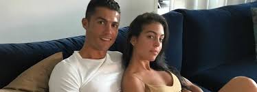 Ich schätze ihn demnach leider so ein, dass er auch ablösefrei gehn würde und das kann sich real in. Also Doch Ronaldos Freundin Erwartet Angeblich Zwillinge 4 4 2 Com