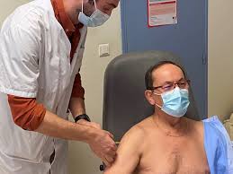Avec le risque que les premières doses partent à l'étranger. Christian Gillet Se Fait Vacciner Contre La Covid 19 Au Chu D Angers Maine Et Loire 49
