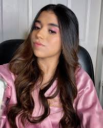 Para los que no me conocen ella es mi hija, y tenía tiempo queriendo  hacerle un maquillaje, hasta que llegó el día😅. Parece mentira porque  llevo tiempo haciendo esto, pero es primera