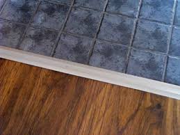 Ancak bu iki parke, birbirinden tamamen farklı ürünlerdir. Laminatin Eklemi Nasil Kapatilir Modern Konektorler Odalar Arasinda Yuvalar Yerlestirme Supurgeliksiz Sabitleme