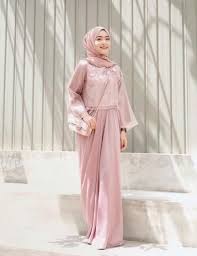 Sama halnya dengan beragam model kebaya modern untuk wisuda yang dikenal mengangkat kerifan budaya tetapi tak ketinggalan zaman. Baju Wisuda Gamis Brokat Bajuku
