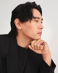 Sometimes abstract, sometimes figurative, the latest Nature Sauvage High  Jewellery collection inspires actor Teo Yoo to create a subtle repertoire  of wildly elegant expressions. ms.spr.ly/6189Wunat