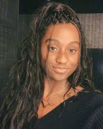 Alexis Mackay's Instagram, Twitter & Facebook