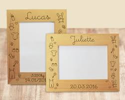 Personnalisez le cadre du prénom de bébé, de sa date de naissance et d'un petit message tout mignon. Cadre Photo En Bois Grave Naissance