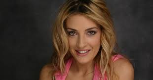 La jolie chanteuse de 39 ans a annoncé la nouvelle via les réseaux sociaux. Eve Angeli Epanouie Et Amoureuse Elle Devoile Son Corps Tonique En Bikini Puretrend