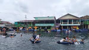 Terletak di bagian ujung pulau jawa dan lahir sebagai ibukota provinsi baru. Pengunjung Pemandian Cikoromoy Membludak Kendaraan Macet 2 Jam Di Depan Pintu Masuk Tribun Banten