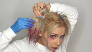 If you look at the comics and film where harley is pictured, her hairstyle stays the same most of the time. Tutorial Acconciatura Capelli Harley Quinn Harley Quinn Hair Dye Tutorial Youtube