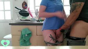 Mientras todos estaban distraídos en la Reunión entré a la cocina a  follarme a la esposa de mi mejor amigo - XNXX.COM