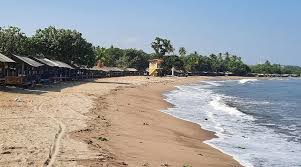 Pantai ini memiliki pasir putih cantik dengan lautan hijau kebiruan. Ditinggal Wisatawan Pantai Florida Anyer Mati Suri