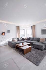 Wie du dein wohnzimmer modern und trotzdem wohnlich gestaltest, zeigen dir unsere bilder. Gemutliche Und Moderne Wohnzimmer Im Haus Lizenzfreie Fotos Bilder Und Stock Fotografie Image 42995217