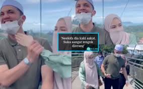 Memetik malaysiagazette, neelofa dianggarkan mengeluarkan belanja sekitar rm90,000 bagi 15 katil berkenaan. Neelofa Dan Pu Riz Sweet Dalam Kereta Kabel