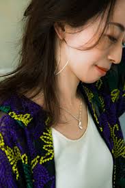 見る人の視線をさらう、強くてはかない”曲線美” by 和田麻里子【ファッションの目利きが選ぶ、BAR Jewellery】｜｜AMARC