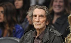 In questa storia indimenticabile, magistralmente diretta dal regista frank darabont, recita un cast straordinario che conta su attori del calibro di sam. Addio A Harry Dean Stanton Aveva Recitato In Alien Il Padrino Ii E Il Miglio Verde Rb Casting
