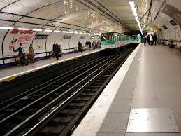 It can be used only on saturdays, sundays and bank holidays from 12 am to 11.59 pm and for your choice zones. File Metro De Paris Ligne 12 Concorde 01 Jpg Wikimedia Commons